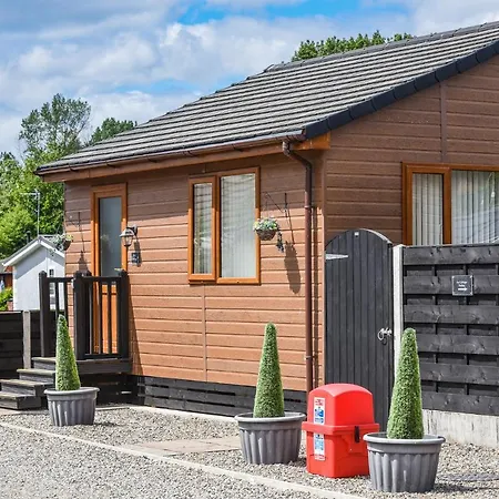 Ivy Cabin With Hot Tub York Exterior photo