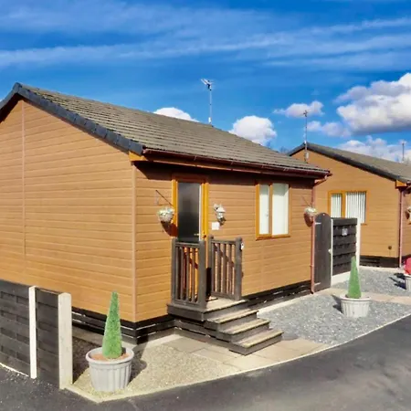 Ivy Cabin With Hot Tub York Exterior photo