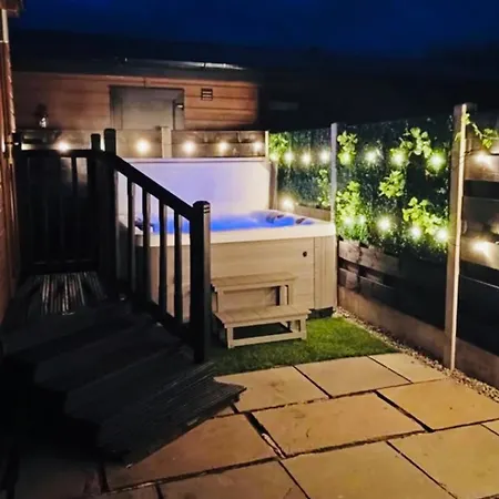 Ivy Cabin With Hot Tub York Exterior photo