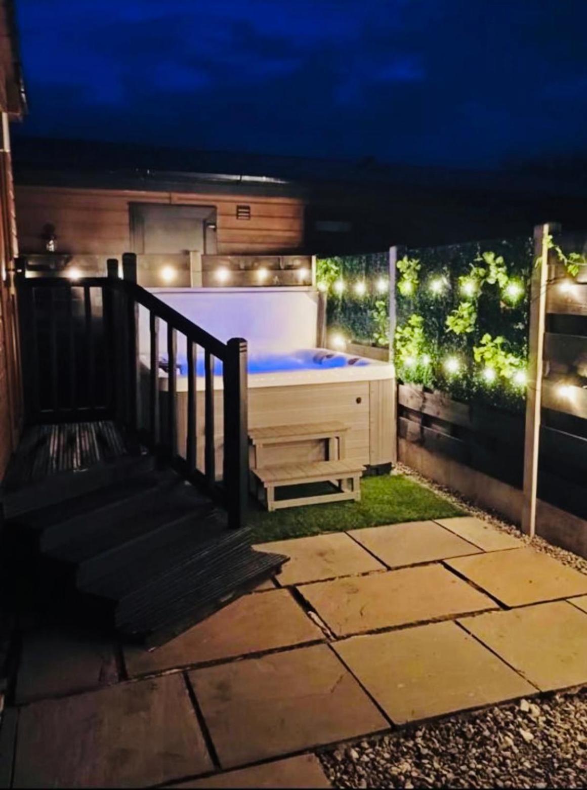 Ivy With Hot Tub Holiday home